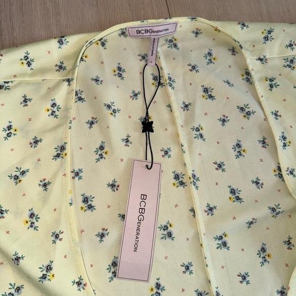 BCBGereration Floral Yellow Blouse Top Size Large NWT - Picture 2 of 5